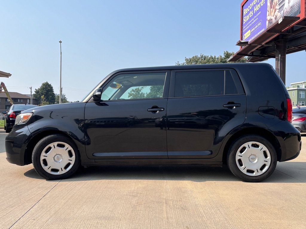 Used 2009 Scion xB FWD image 2