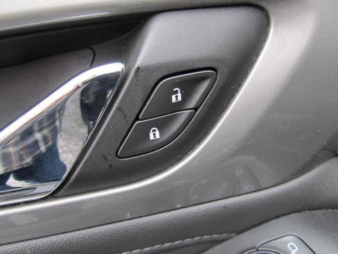 Used 2023 Chevrolet Traverse LT image 23