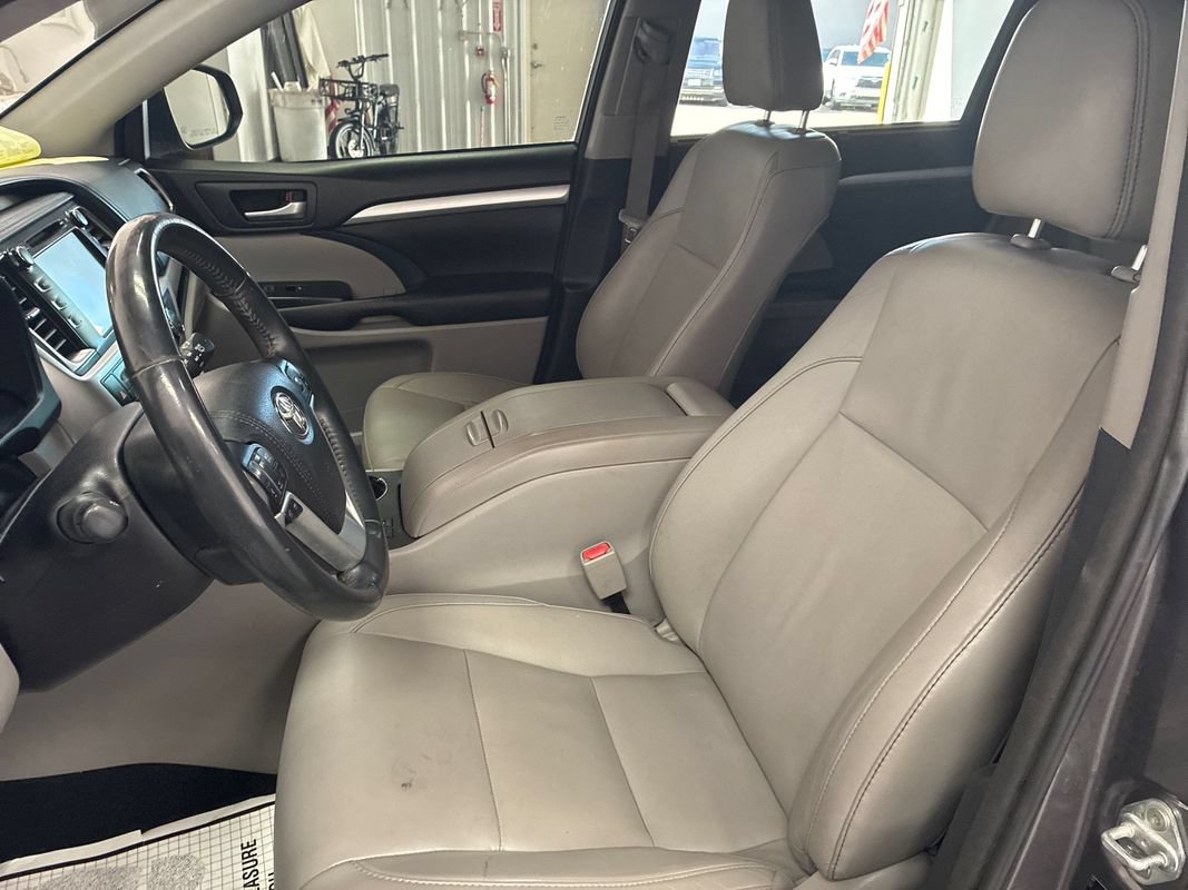 Used 2016 Toyota Highlander XLE AWD/4WD image 9