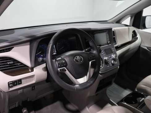 Used 2020 Toyota Sienna XLE image 14