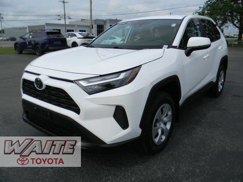 Used 2024 Toyota RAV4 LE AWD/4WD image 5