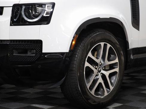 Used 2025 Land Rover Defender 110 X-Dynamic SE image 3