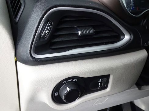 Used 2021 Chrysler Voyager L FWD image 18