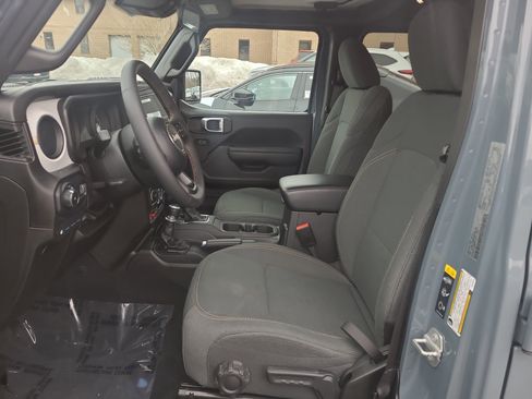 Used 2024 Jeep Wrangler Unlimited image 17