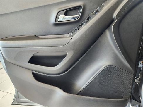 Used 2020 Chevrolet Trax LT image 12
