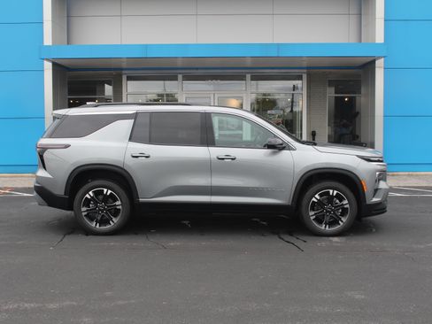 New 2027 Chevrolet Traverse LT w/ Sun and Wheel Package AWD/4WD image 3