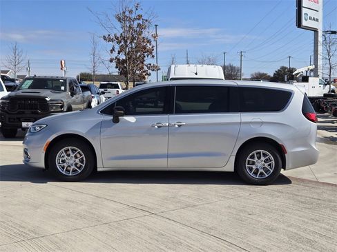 New 2026 Chrysler Pacifica Select image 2