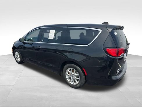 Used 2023 Chrysler Voyager LX FWD image 3