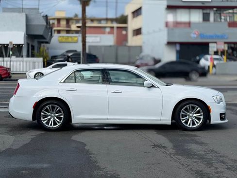 Used 2016 Chrysler 300 Limited image 17