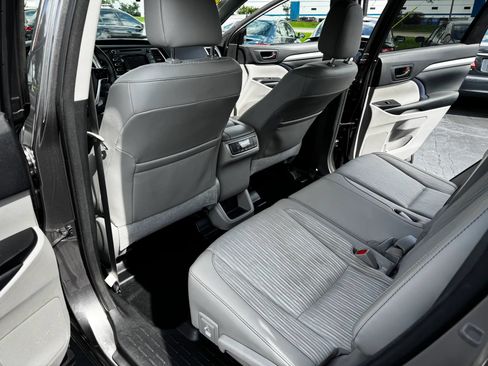 Used 2015 Toyota Highlander Plus AWD/4WD image 18