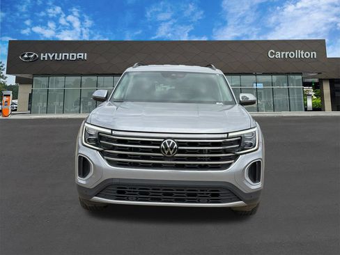 Used 2025 Volkswagen Atlas SE FWD image 2