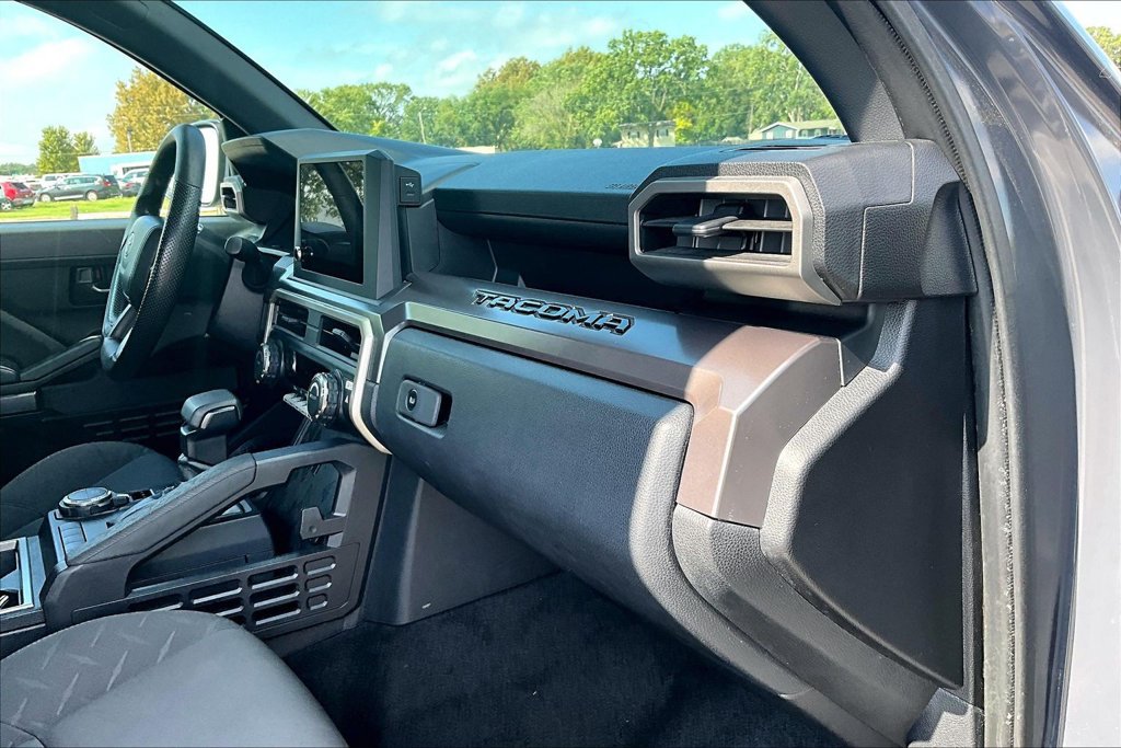 Used 2025 Toyota Tacoma SR5 AWD/4WD image 14