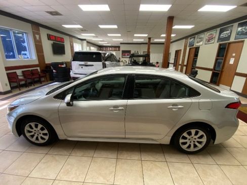 Used 2021 Toyota Corolla LE FWD image 4