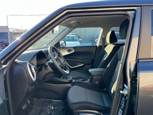 Used 2025 Kia Soul LX w/ LX Technology Package image 24