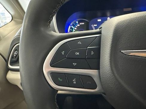 Used 2024 Chrysler Pacifica Limited FWD image 35