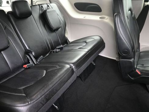 Used 2023 Chrysler Pacifica Touring-L FWD image 9