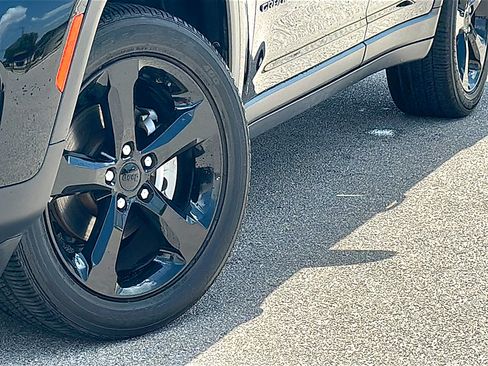 Used 2023 Jeep Grand Cherokee Altitude AWD/4WD image 3