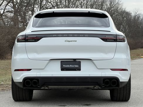 Certified 2023 Porsche Cayenne Platinum Edition image 8