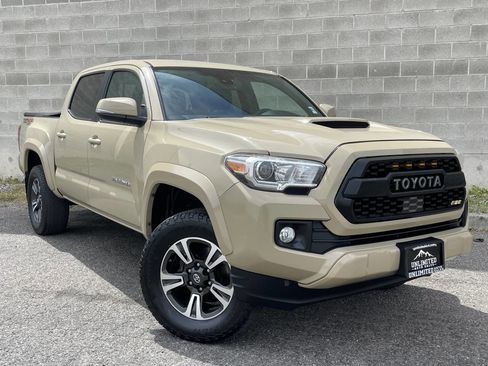 Used 2018 Toyota Tacoma TRD Sport w/ Technology Package AWD/4WD image 3