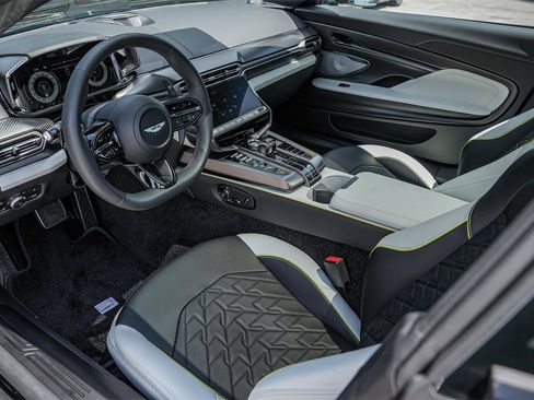 New 2025 Aston Martin Vanquish Coupe image 3