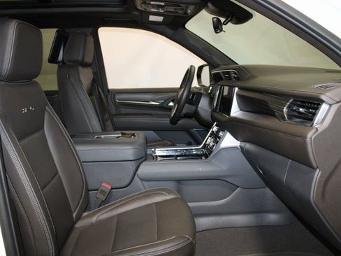 Used 2024 GMC Yukon XL Denali w/ Denali Reserve Package image 15