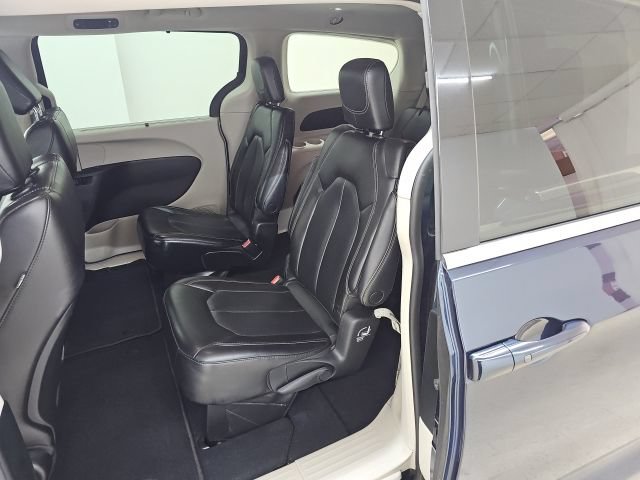 Used 2023 Chrysler Pacifica Touring-L FWD image 3