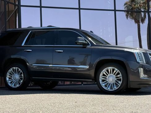 Used 2016 Cadillac Escalade Platinum RWD image 16