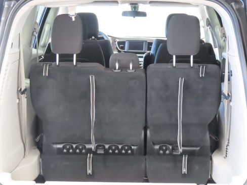 Used 2022 Chrysler Voyager LX image 16