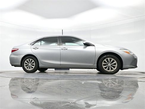 Used 2016 Toyota Camry LE image 16