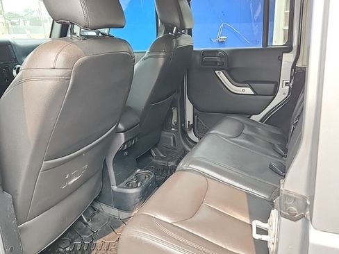 Used 2015 Jeep Wrangler Unlimited Rubicon w/ Connectivity Group AWD/4WD image 9