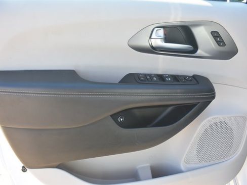 Used 2024 Chrysler Pacifica Limited FWD image 12