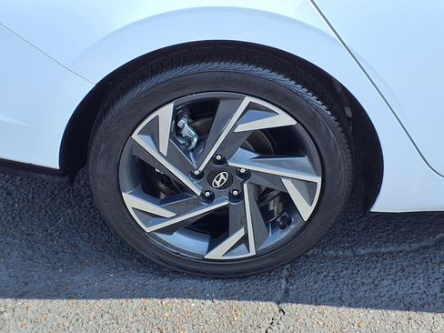 Certified 2025 Hyundai Elantra Limited FWD image 8