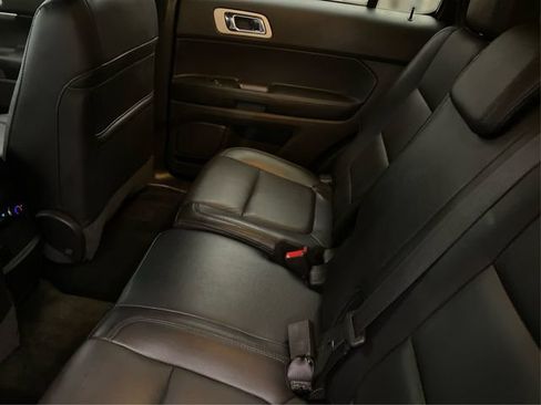 Used 2015 Ford Explorer XLT w/ Equipment Group 202B AWD/4WD image 11