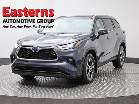 Used 2022 Toyota Highlander XLE AWD/4WD image 1