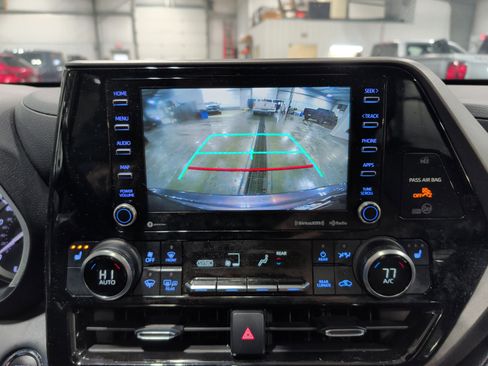 Used 2022 Toyota Highlander XLE image 14