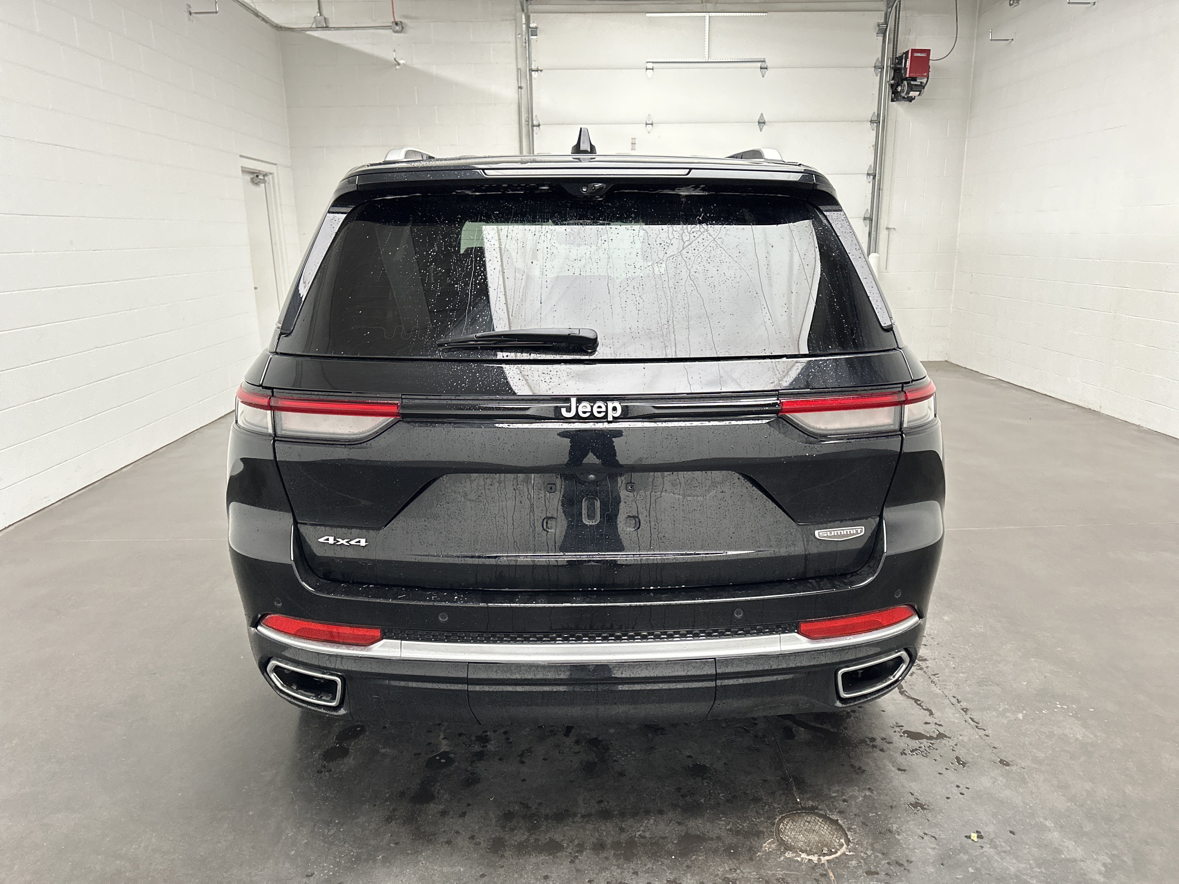 Used 2022 Jeep Grand Cherokee Summit AWD/4WD image 8