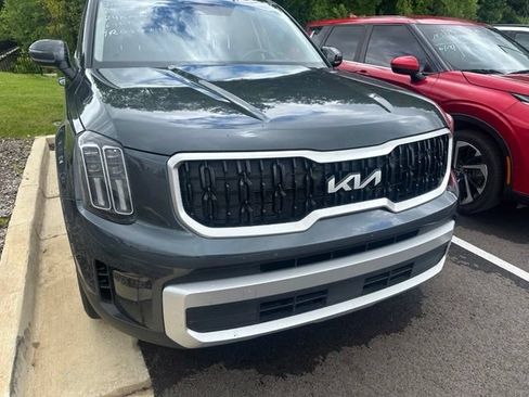 Used 2024 Kia Telluride LX FWD image 3