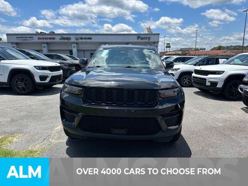 Used 2025 Jeep Grand Cherokee Altitude AWD/4WD image 3