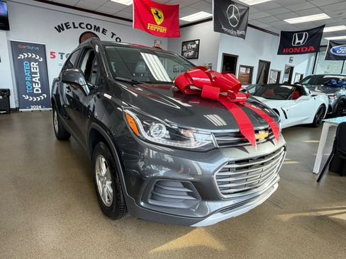 Used 2017 Chevrolet Trax LT w/ LT Convenience Package AWD/4WD image 3
