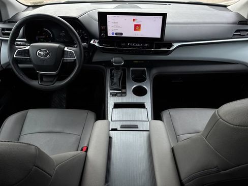 Used 2025 Toyota Sienna XLE FWD image 9