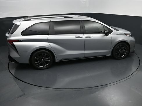 Used 2025 Toyota Sienna XSE w/ XSE Plus Package FWD image 33