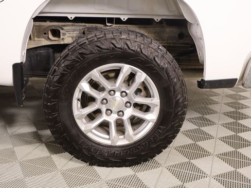 Used 2023 Chevrolet Silverado 1500 LT w/ Z71 Off-Road Package AWD/4WD image 18