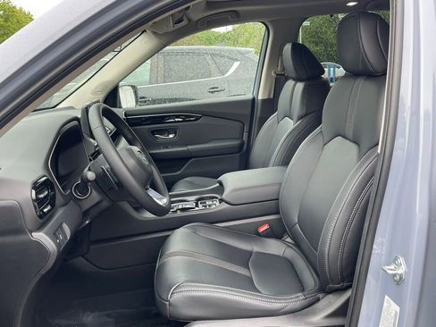 Certified 2025 Honda Pilot Touring image 9