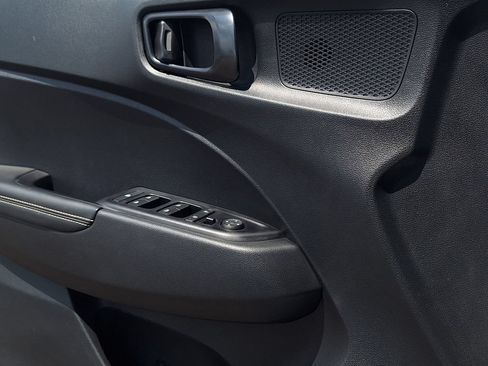 Used 2024 Hyundai Venue Limited FWD image 9