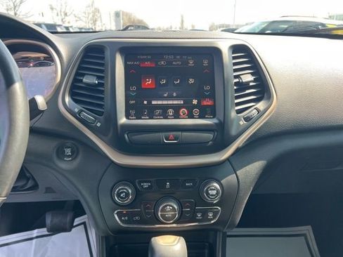 Used 2016 Jeep Cherokee Limited image 16