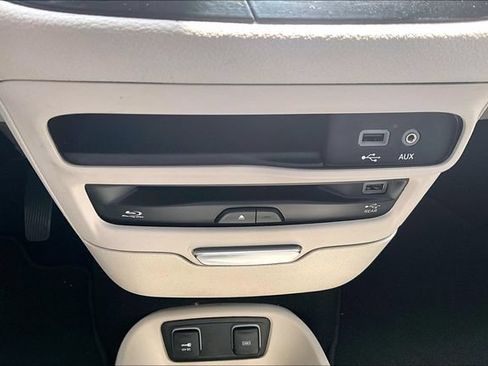 Used 2018 Chrysler Pacifica Limited FWD image 32