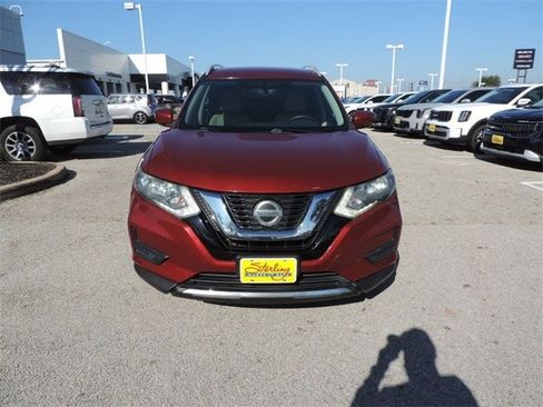 Used 2018 Nissan Rogue SV image 2