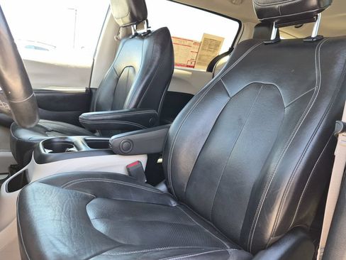 Used 2022 Chrysler Pacifica Touring-L FWD image 13