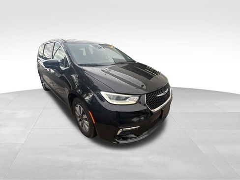 Used 2023 Chrysler Pacifica Touring-L FWD image 9