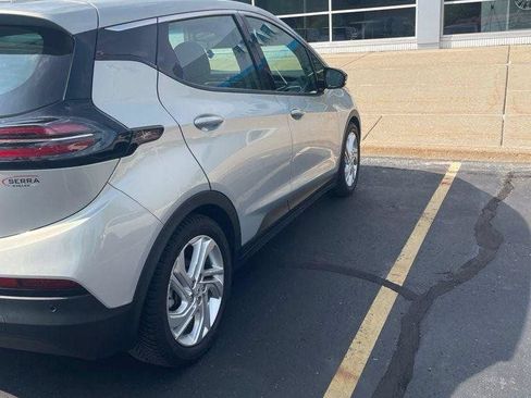Used 2023 Chevrolet Bolt LT FWD image 3